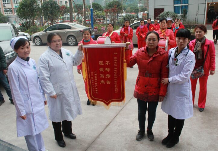 患者请腰鼓队为医院送锦旗