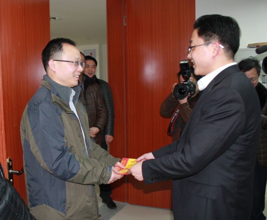 区委常委林帆慰问我院院长王月成同志