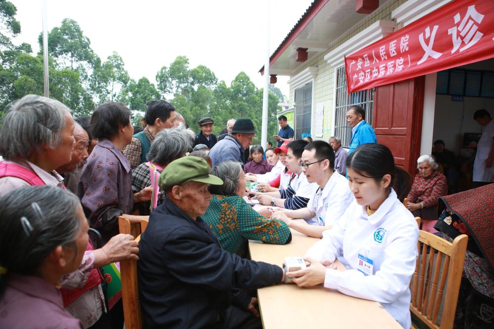 为贫困村民义诊